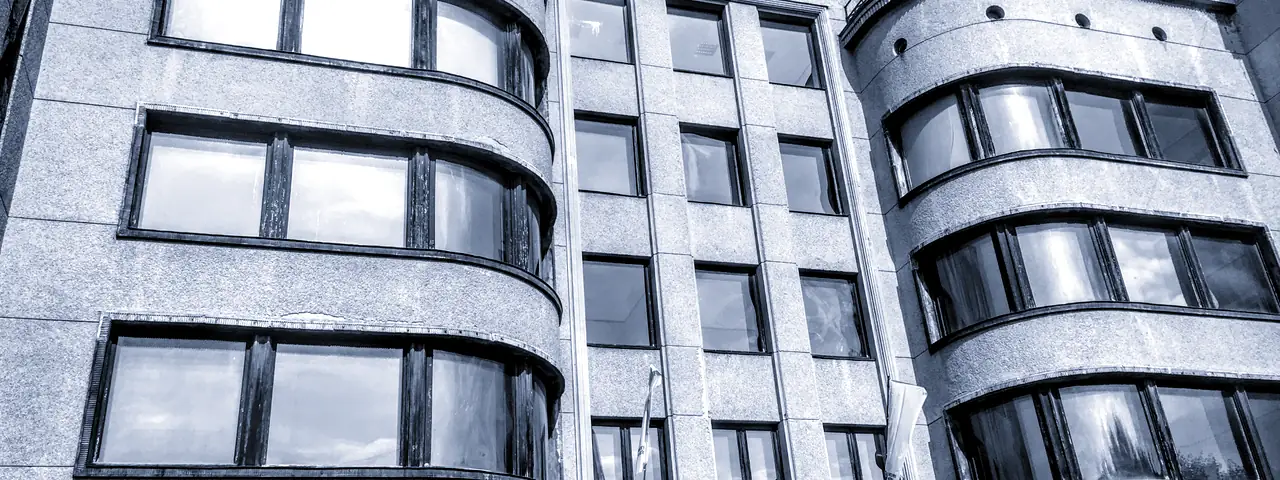 Tarpukario modernizmo pastato fasadas Kaune: apvalūs erkeriai ir juostiniai langai